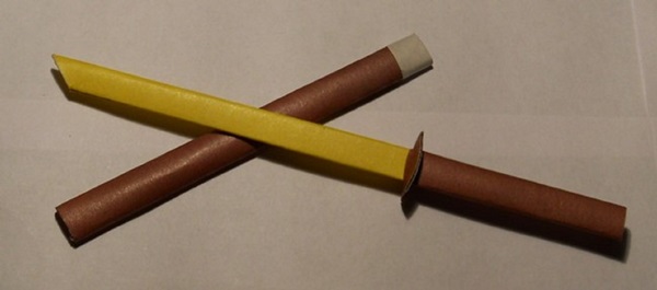Cómo hacer una espada del papel con tus propias manos