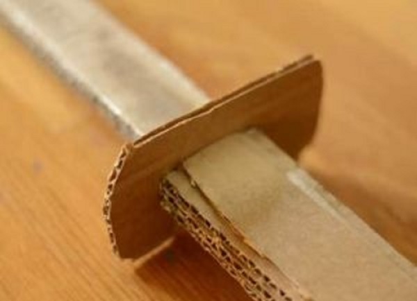 Cómo hacer una espada del papel con tus propias manos