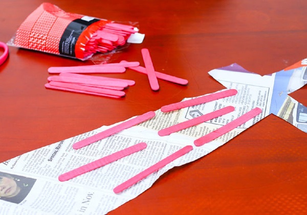 Cómo hacer una espada del papel con tus propias manos