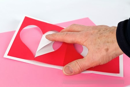 Hacemos una hermosa tarjeta de San Valentín volumétrica el 14 de febrero - una clase magistral con una foto