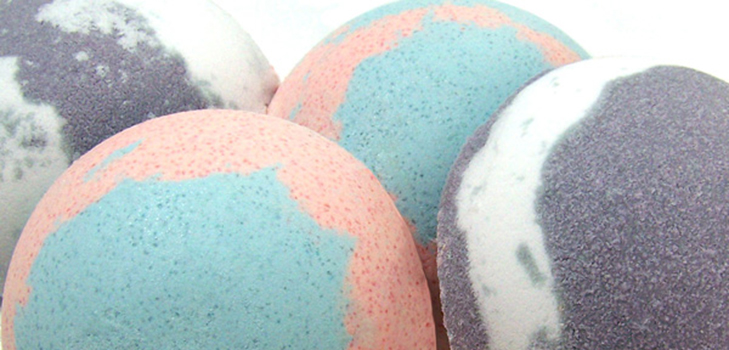 cómo hacer bombas multicolores para un baño