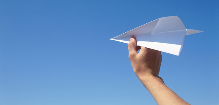 Cómo hacer un avión de papel en etapas
