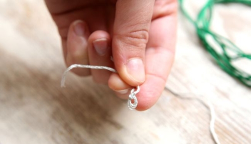 Cómo hacer aretes de hilos con sus propias manos