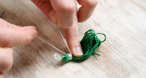 Cómo hacer aretes de hilos con sus propias manos