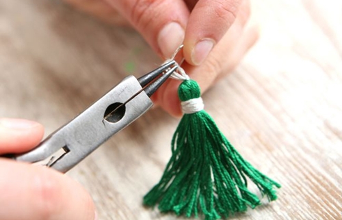 Cómo hacer aretes de hilos con sus propias manos