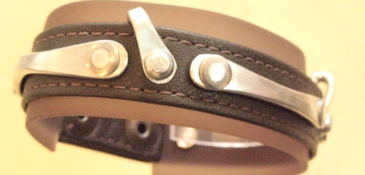 Cómo hacer una pulsera ancha de cuero para hombres