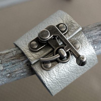 Cómo hacer una pulsera ancha de cuero para hombres