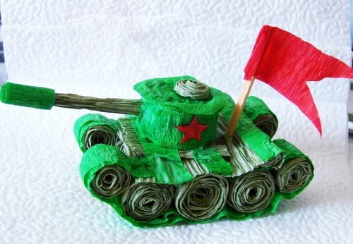 Artesanía para el 9 de mayo con sus propias manos: un tanque de papel