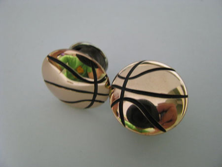 Gemelos en forma de una pelota de baloncesto