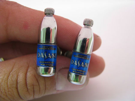 Gemelos en forma de una botella de agua mineral