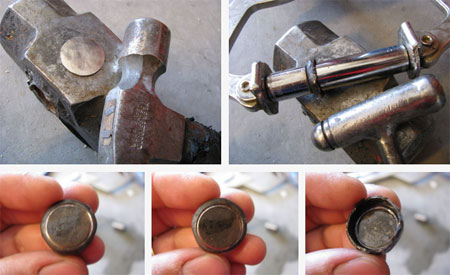 Manejar una moneda con un martillo y una antorcha 