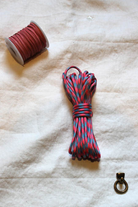 Pulsera con una cuerda ancha y tiras de cuero