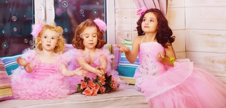 Cómo coser un vestido para una niña para un espectáculo de la mañana
