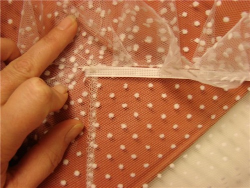 Cómo coser un vestido para una niña para un espectáculo de la mañana