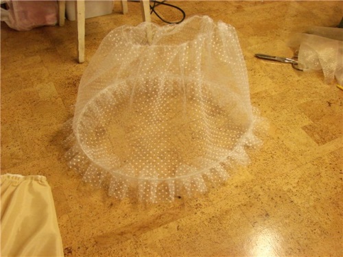 Cómo coser un vestido para una niña para un espectáculo de la mañana