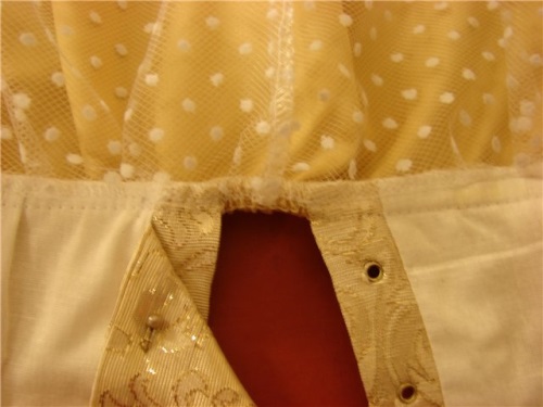 Cómo coser un vestido para una niña para un espectáculo de la mañana