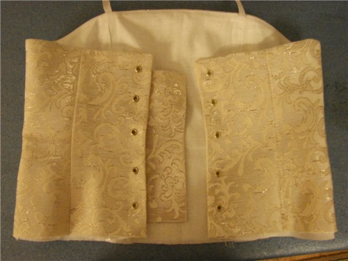 Cómo coser un vestido para una niña para un espectáculo de la mañana