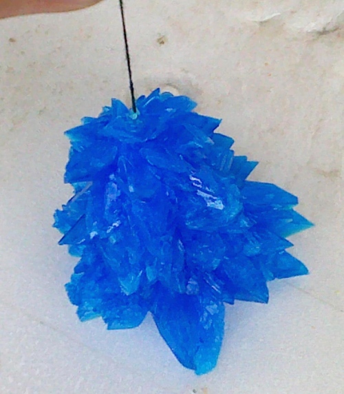 Cómo cultivar un cristal de sal en casa