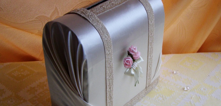 Una caja de regalo para dinero para una boda con tus propias manos