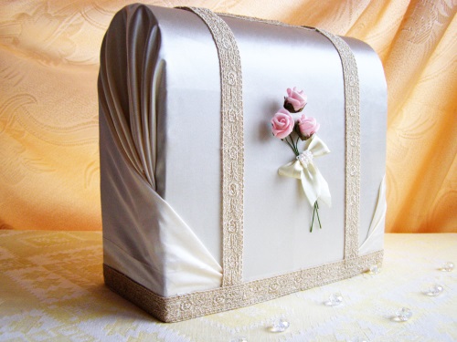 Una caja de regalo para dinero para una boda con tus propias manos