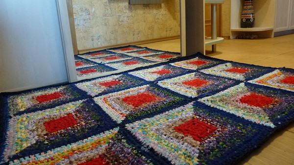 Alfombras de ganchillo tejidas a ganchillo con cosas viejas: cómo hacer