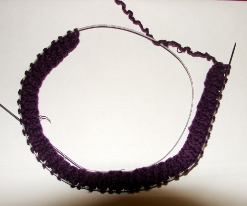 Sombrero de verano con agujas de tejer