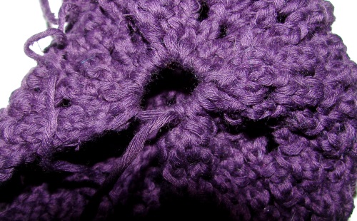 Sombrero de verano con agujas de tejer