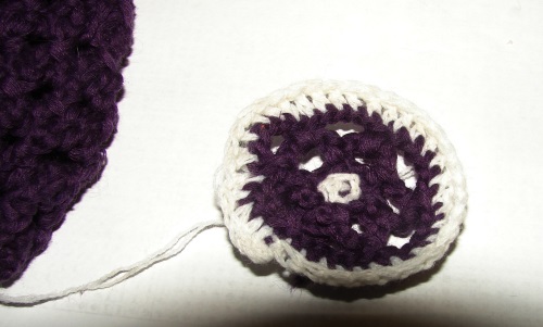 Sombrero de verano con agujas de tejer