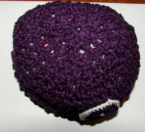 Sombrero de verano con agujas de tejer