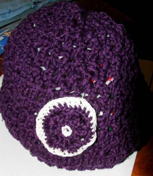 Sombrero de verano con agujas de tejer