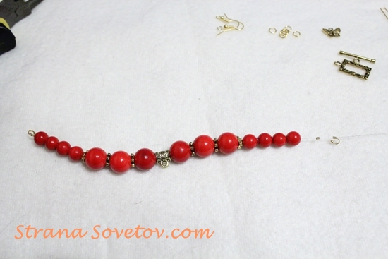 Clase magistral: un conjunto de cuentas de coral pulsera y pendientes