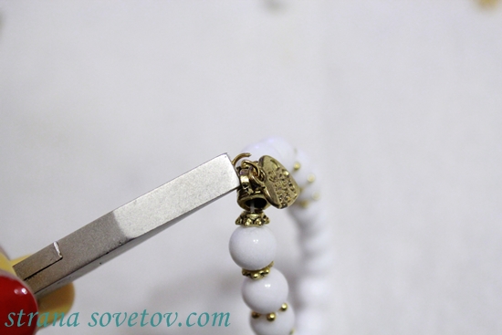 Un conjunto de pulseras de cuentas en elástico: ágata y lava