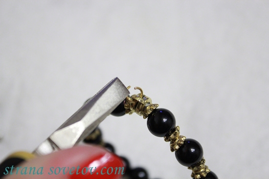 Un conjunto de pulseras de cuentas en elástico: ágata y lava