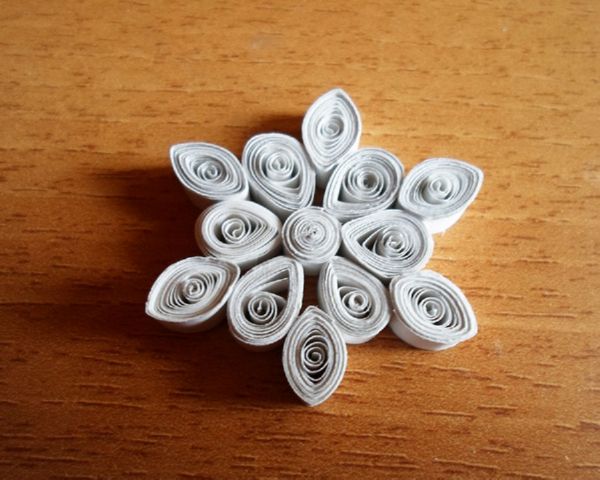 Hermosos copos de nieve para el nuevo año de 2017 con sus propias manos de papel: diagramas y fotos en etapas. Clases magistrales para niños sobre grandes copos de nieve en técnica de origami