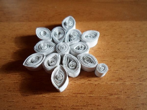 Hermosos copos de nieve para el nuevo año de 2017 con sus propias manos de papel: diagramas y fotos en etapas. Clases magistrales para niños sobre grandes copos de nieve en técnica de origami