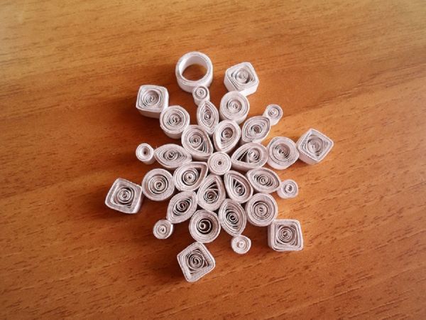 Hermosos copos de nieve para el nuevo año de 2017 con sus propias manos de papel: diagramas y fotos en etapas. Clases magistrales para niños sobre grandes copos de nieve en técnica de origami