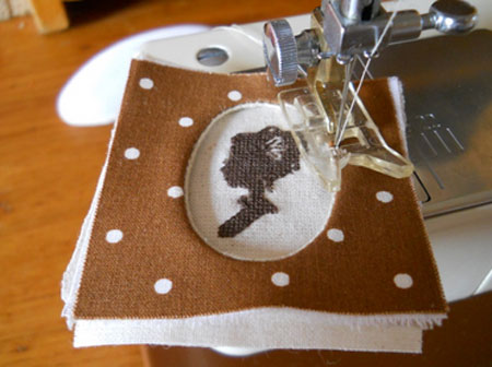 coser la pieza de trabajo en la máquina 