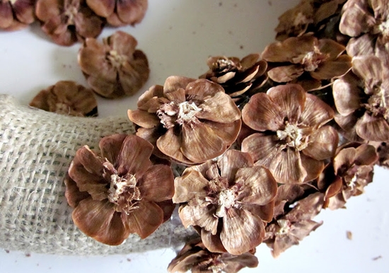 Artesanías de otoño hechas de ramitas con sus propias manos