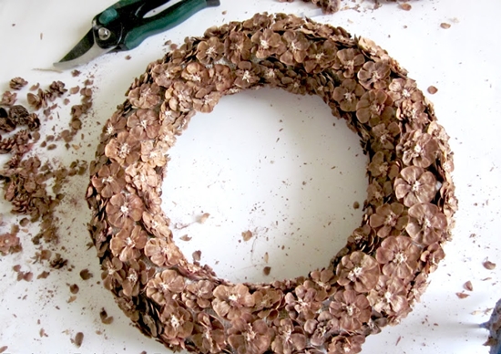 Artesanías de otoño hechas de ramitas con sus propias manos