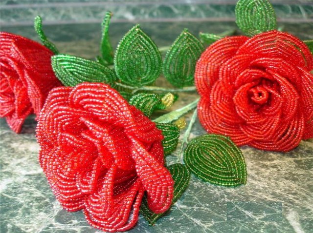 Tejido de rosas de cuentas