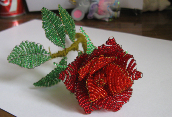 Tejido de rosas de cuentas