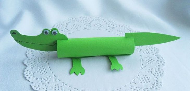 Cocodrilo hecho de papel de colores con sus propias manos