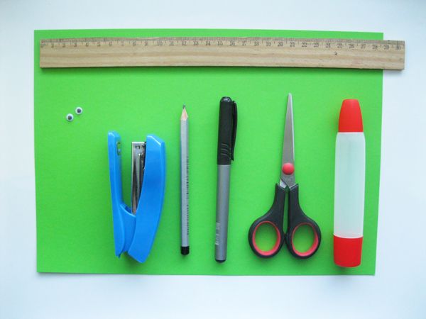 Cocodrilo hecho de papel de colores con sus propias manos