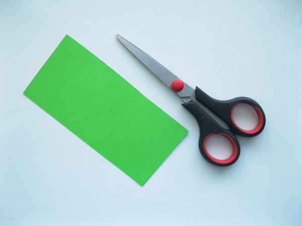 Cocodrilo hecho de papel de colores con sus propias manos