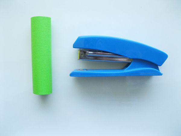 Cocodrilo hecho de papel de colores con sus propias manos