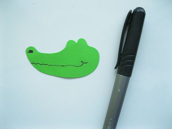 Cocodrilo hecho de papel de colores con sus propias manos