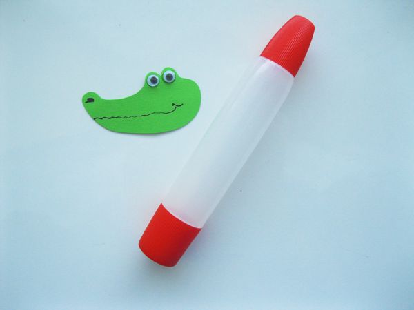 Cocodrilo hecho de papel de colores con sus propias manos
