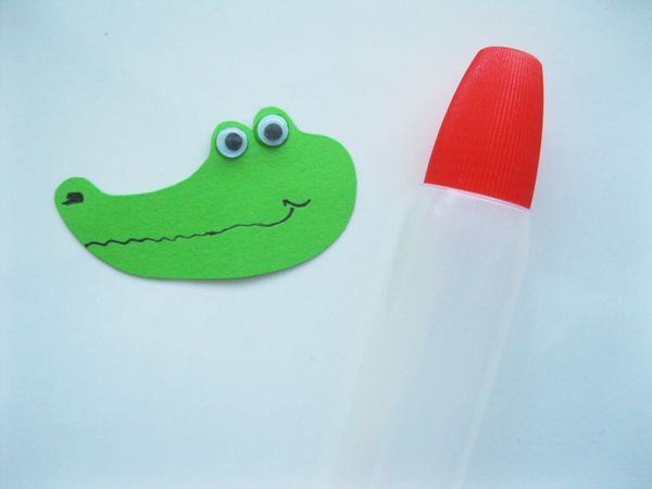 Cocodrilo hecho de papel de colores con sus propias manos