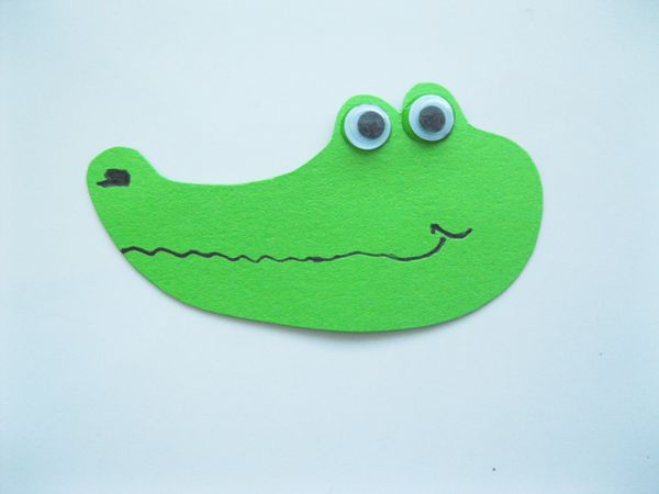 Cocodrilo hecho de papel de colores con sus propias manos