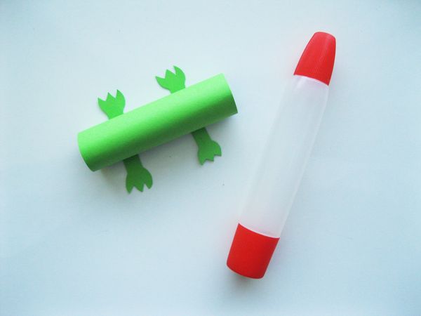 Cocodrilo hecho de papel de colores con sus propias manos